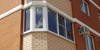 Тёплое остекление углового балкона пластиковым многокамерным профилем